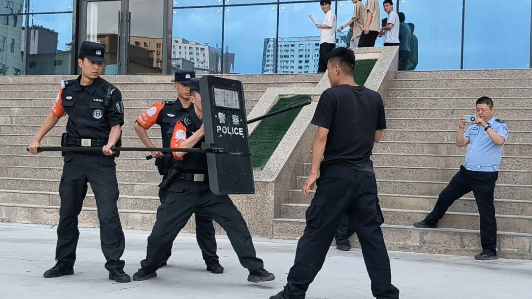1782089851315191.jpg 开展校园防爆专项演练