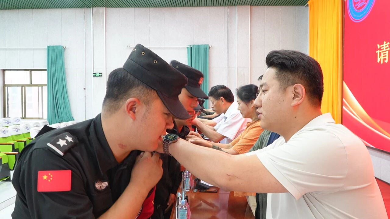 党政办主任周万杰