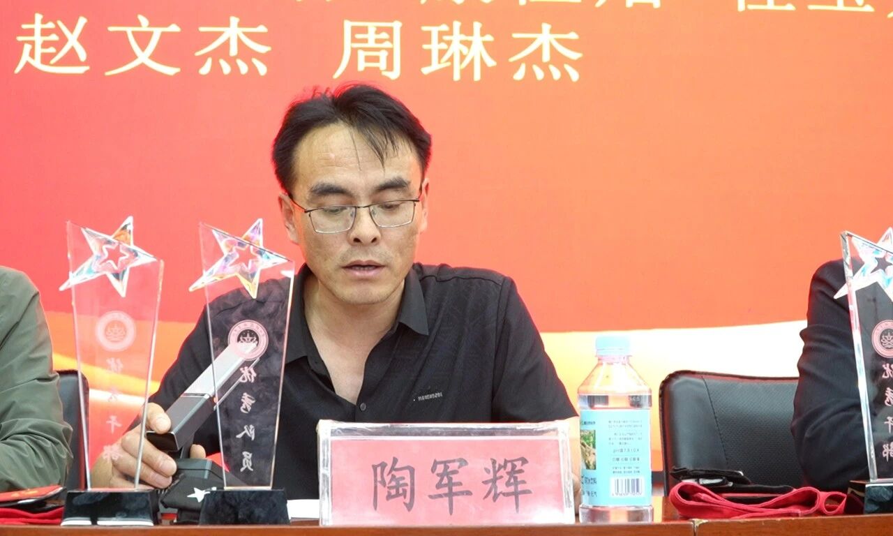伴随着庄严的国歌