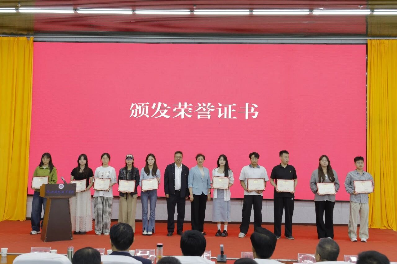 各部门负责人与全体教职工共同见证20