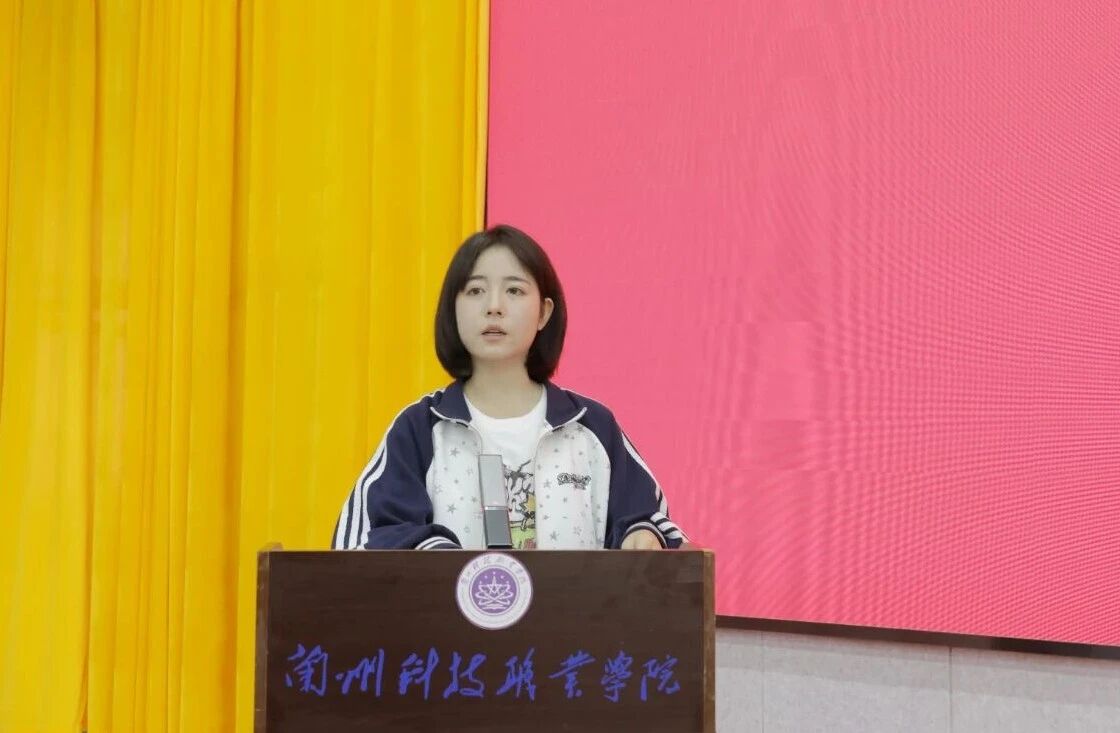 副院长魏鹏飞宣读《2026届优秀毕业