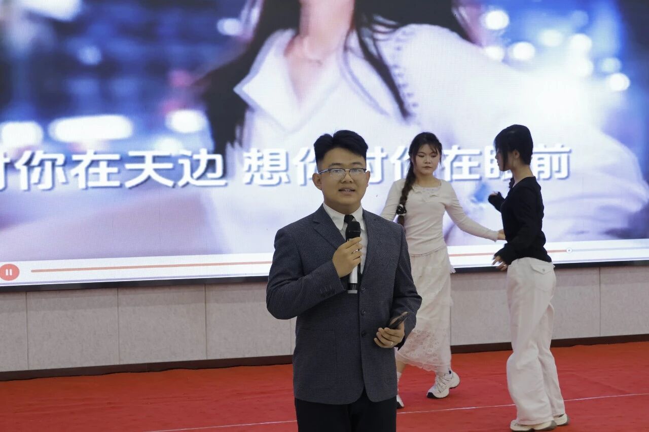 1782882458541758.jpg 与会领导为获奖代表颁发荣誉证书