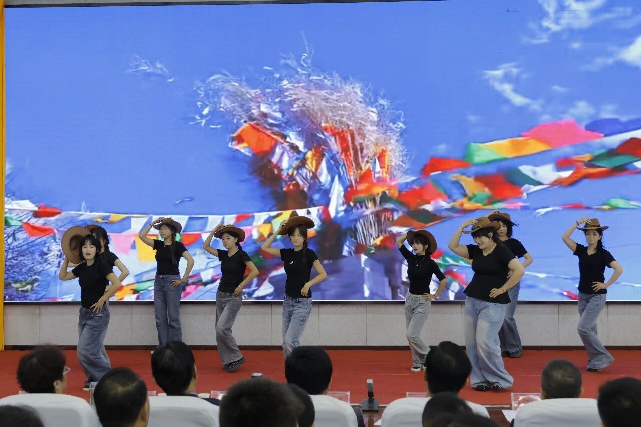 1782882458729080.jpg 在未来的岗位上充分发挥模范带头作用